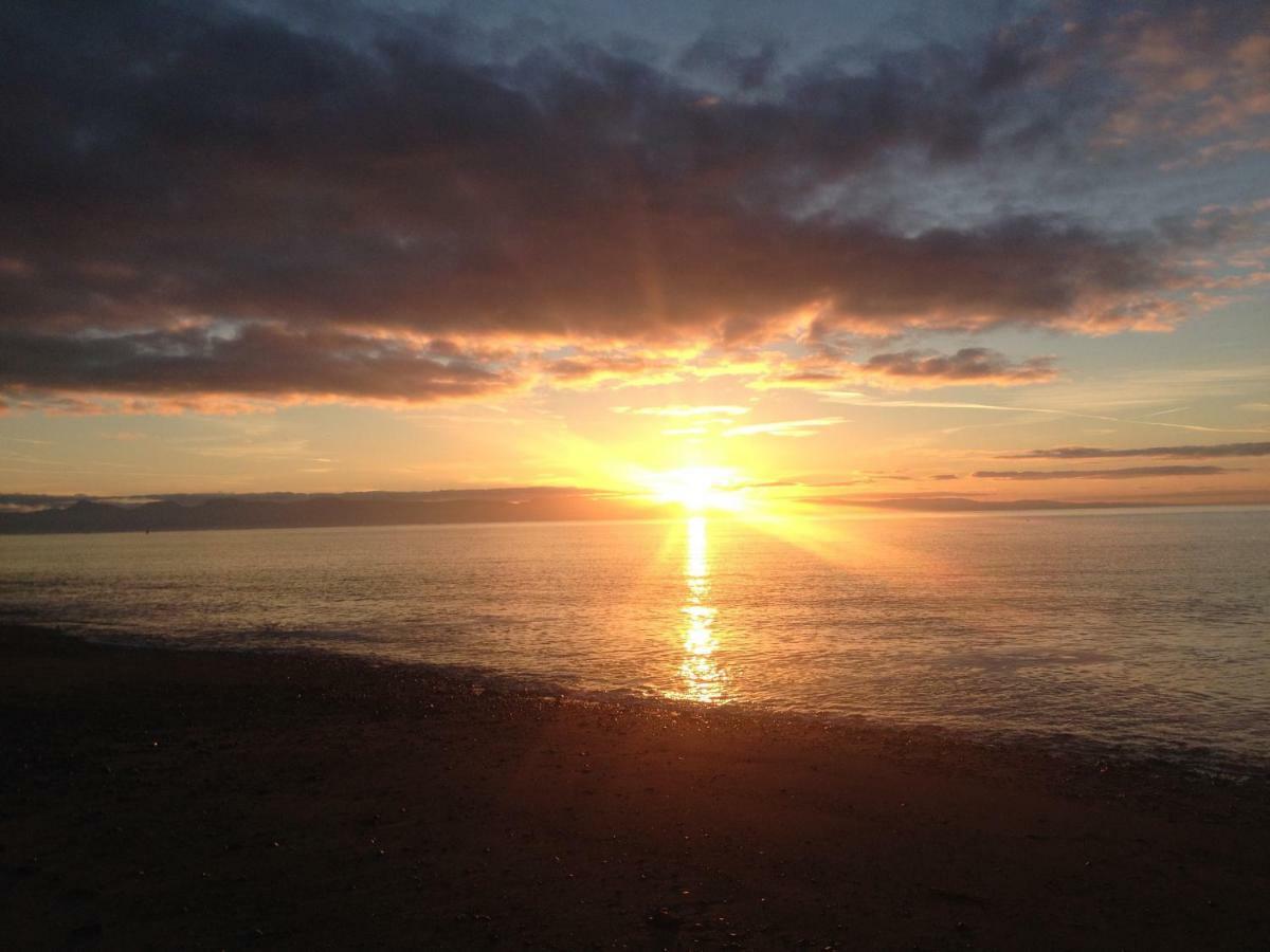 Stunning Beach Front House - Sleeps 6 Pwllheli Eksteriør billede